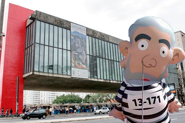 Boneco inflável do ex-presidente Lula vira piada na internet