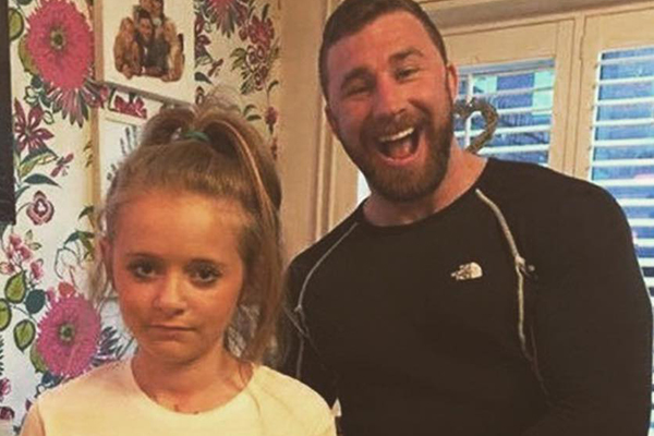 Pai fortão faz filha usar sua foto em camiseta para espantar pretendentes