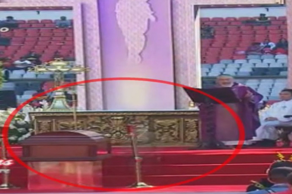 Fãs encontram suposto fantasma de Roberto Bolaños em vídeo do velório do humorista; assista