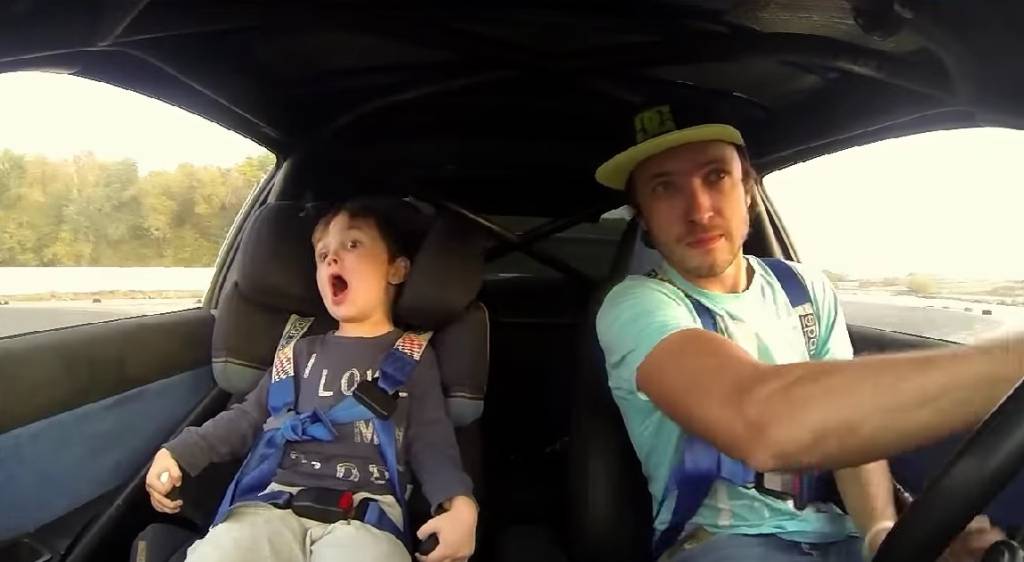 Piloto profissional leva seu filho para dar umas voltas com carro de corrida e o resultado é hilário; assista