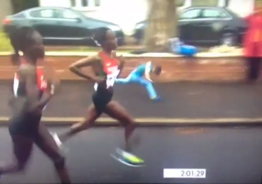 Garotinho tenta alcançar duas corredoras profissionais durante maratona e… cai no chão
