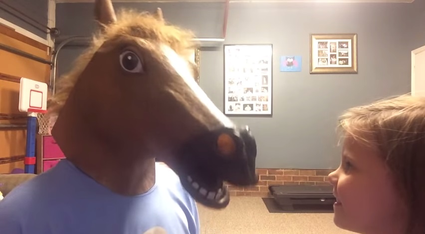 Pai e filha recriam coreografia de clipe da cantora Taylor Swift e o resultado é adorável; assista