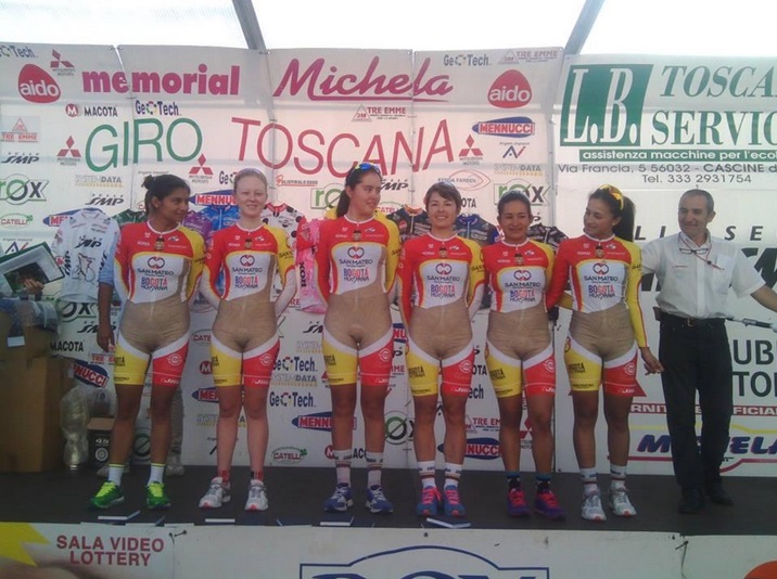 Uniforme da equipe de ciclismo colombiana causa polêmica nas redes sociais; entenda