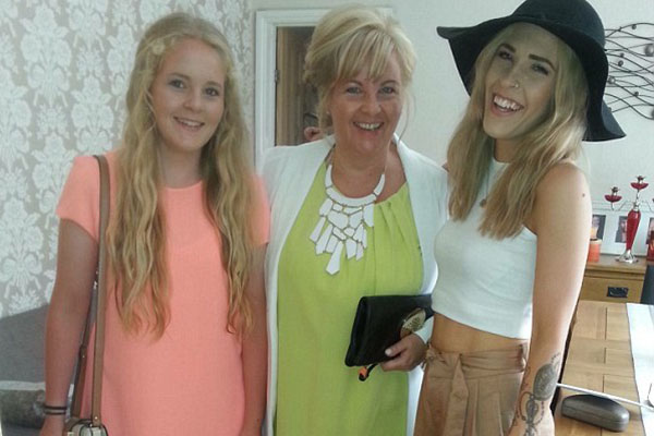 Adolescente cai no choro ao receber vestido feito sob medida para formatura que veio da China