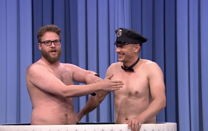 James Franco e Seth Rogen fazem um striptease para comemorar aniversário de apresentador; assista