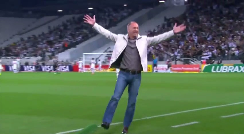 Mano Menezes comemora vitória do Corinthians com dança inusitada e rende comentários nas redes sociais