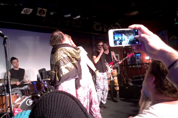 Macaulay Culkin beija músico na boca durante apresentação de sua banda; assista ao vídeo