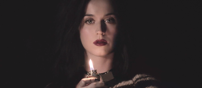 Katy Perry queima peruca em vídeo para divulgar novo CD