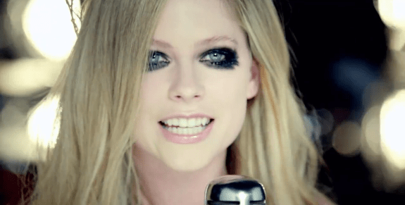 Quatro motivos para detestar o clipe novo de Avril Lavigne, ‘Here’s to Never Growing Up’