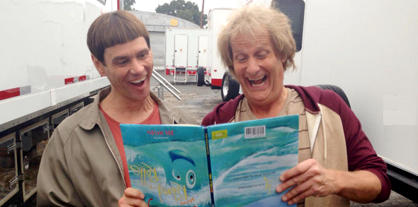 Jim Carrey e Jeff Daniels divulgam fotos dos bastidores da continuação de ‘Débi & Lóide’