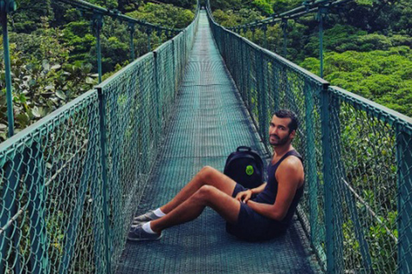 Em viagem ao redor do mundo, jovem encontra maneira divertida para tranquilizar mãe