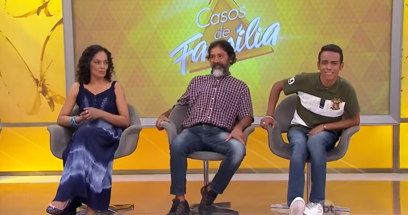 Apertado, convidado interrompe ‘Casos de Família’ e deixa programa para ir ao banheiro