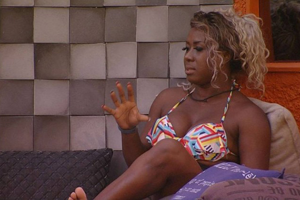Adélia leva tombo ao vivo após eliminação do BBB16