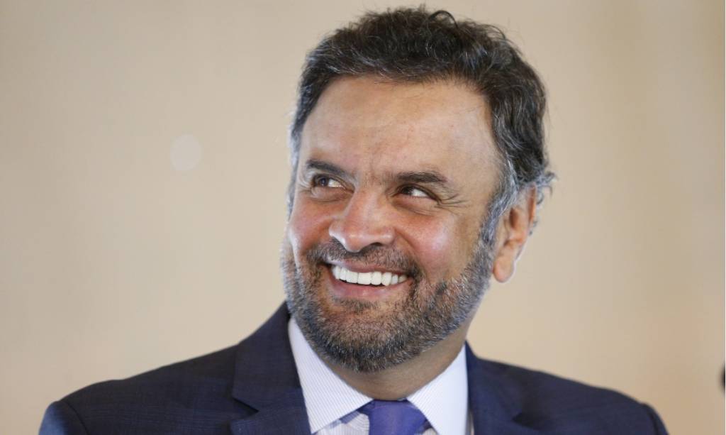 Aécio Neves aparece com visual barbado durante reunião em Brasília