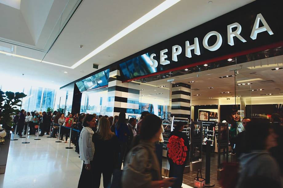 Fila em frente à loja da Sephora no dia da abertura: 10.000 produtos nas prateleiras