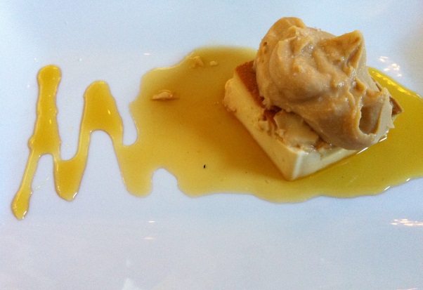 Pudim de leite com flor de sal e doce de leite