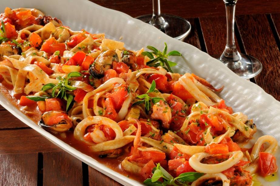 Talharim ao pescatore: lula, vôngole, camarão pequeno, marisco e tomate Talharim ao pescatore: lula, vôngole, camarão pequeno, marisco e tomate