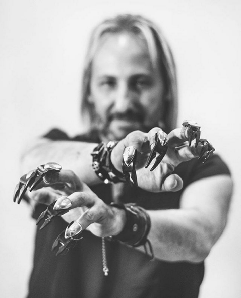 ‘Edward Mãos de Tesoura’ da vida real: cabeleireiro espanhol utiliza técnicas exóticas para cortar cabelos