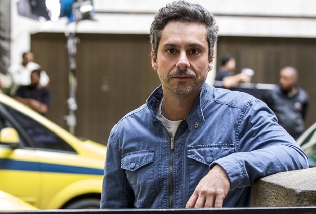 Alexandre Nero faz mudança radical e adota cabelo platinado