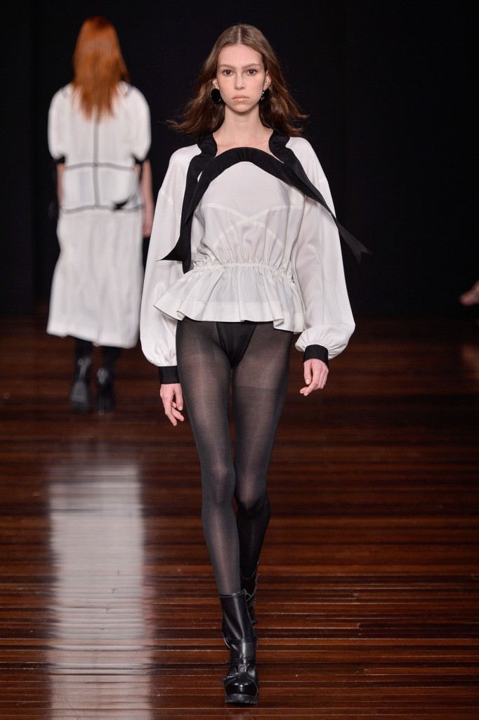 Modelo no desfile de Alexandre Herchcovith Inverno 2016 na abertura do SPFW (Foto: Divulgação/Agência Fotosite)