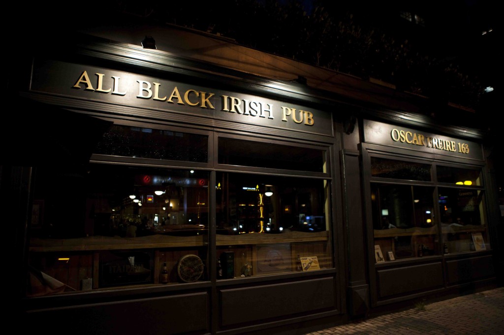 all black Fachada de bar
