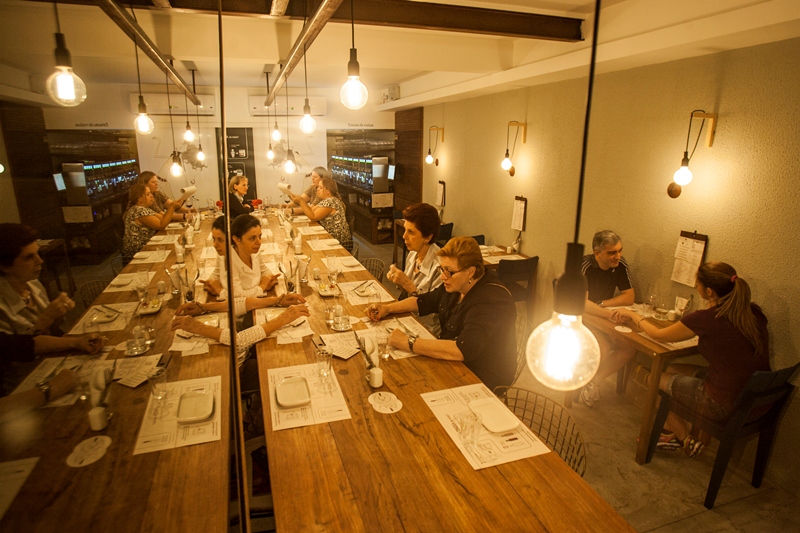 Ambiente da casa, descontraído e com uma mesa coletiva