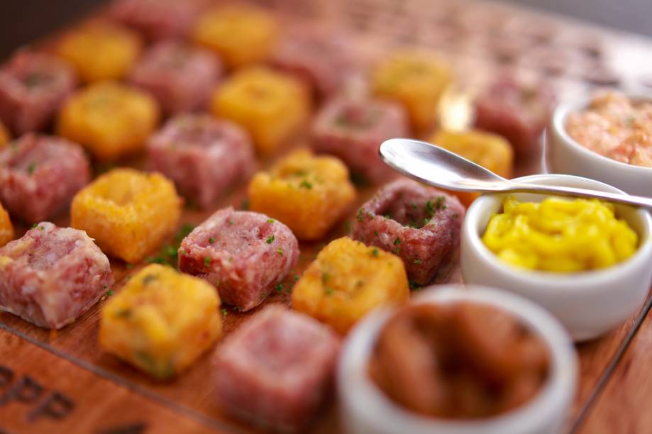 Amigo Leal serve linguiça defumada, purê de mandioca, mandioquinha empanada e mais especiarias, por R$ 20,00 Amigo Leal serve linguiça defumada, purê de mandioca, mandioquinha empanada e mais especiarias, por R$ 20,00