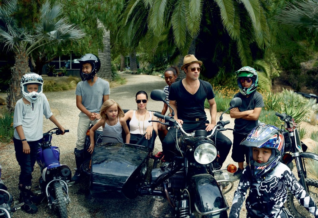 Angelina Jolie, Brad Pitt e toda a prole na edição de novembro da Vogue US (Foto: Reprodução)