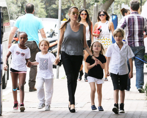 Angelina Jolie and the kids go shopping for books – Part 2 **USA ONLY**