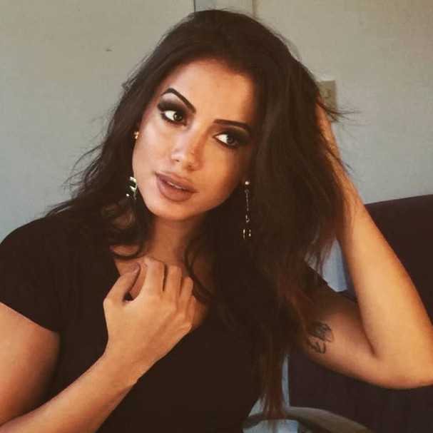 Após críticas sobre preenchimento, Anitta rebate fãs e faz desabafo no Snapchat