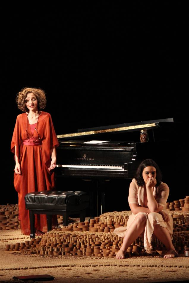 As atrizes Maria de Medeiros e Laura Castro em cena de Aos Nossos Filhos As atrizes Maria de Medeiros e Laura Castro em cena de Aos Nossos Filhos
