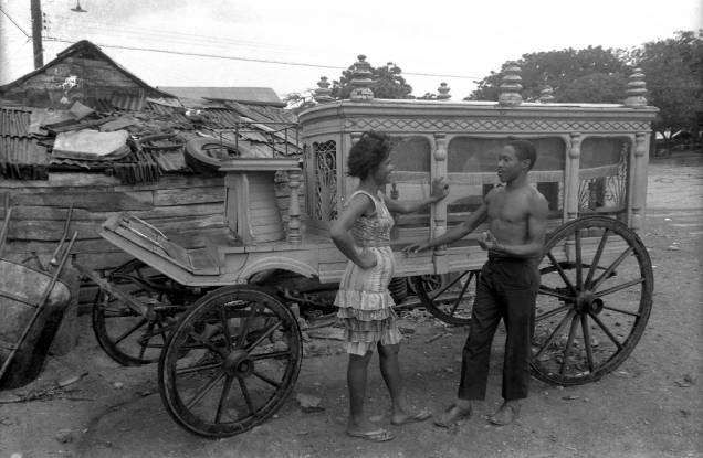 em>Enamorados frente a carro fúnebre</em>, c. 1964 (1933-2010, Santiago de los Caballeros) - Negativo formato 35 mm em>Enamorados frente a carro fúnebre</em>, c. 1964 (1933-2010, Santiago de los Caballeros) - Negativo formato 35 mm