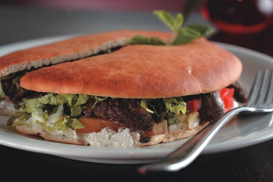 Beirute de cafta, coalhada seca e salada no pão mais grosso