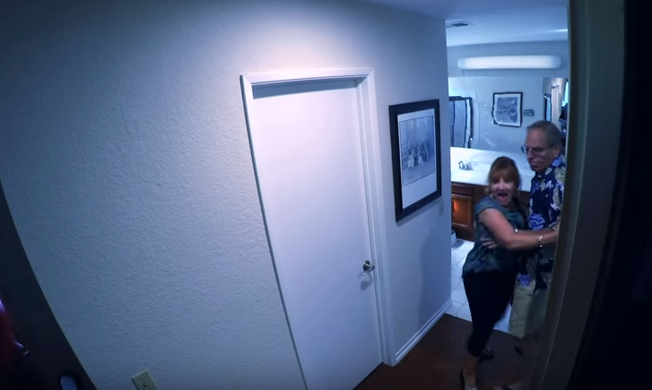 Compradores de casa mal-assombrada participam de pegadinha do novo filme da cinessérie ‘Atividade Paranormal’