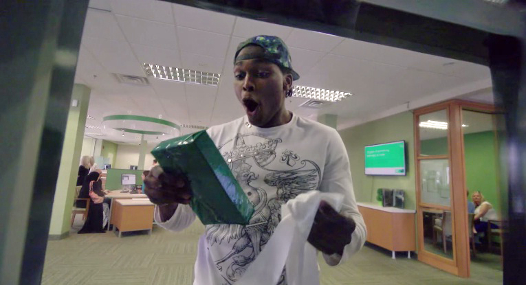 Caixa eletrônico de banco canadense distribui presentes para seus clientes