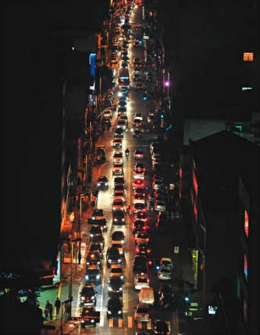 Muvuca à meia-noite: quase sempre o congestionamento afeta a Avenida Paulista Muvuca à meia-noite: quase sempre o congestionamento afeta a Avenida Paulista