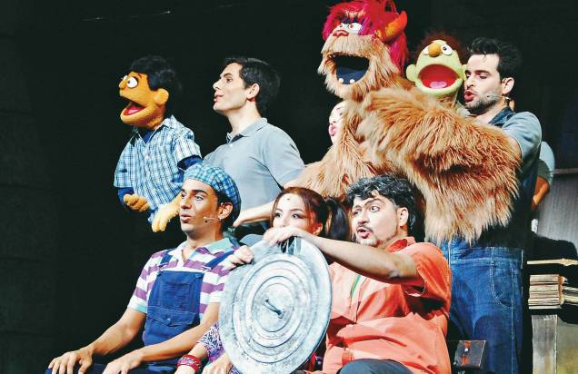 Roberto Donadelli, Leandro Lacava, Adriano DiSidney, Carla Masumoto e Jonathas Joba: musical Avenida Q Roberto Donadelli, Leandro Lacava, Adriano DiSidney, Carla Masumoto e Jonathas Joba: musical Avenida Q