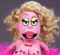 A atriz Talitha Pereira manipula o boneco Dona Coisa Ruim, de Avenida Q A atriz Talitha Pereira manipula o boneco Dona Coisa Ruim, de Avenida Q