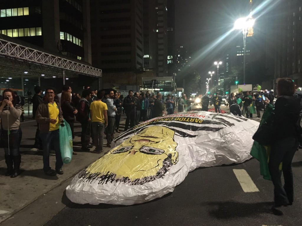 Manifestantes pró-impeachment inflam boneco do ministro Ricardo Lewandowski (Foto: Adriana Farias)