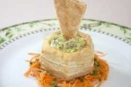 Vol-au-vent de alho poró com brie e saladinha de cenoura, do Babette Vol-au-vent de alho poró com brie e saladinha de cenoura, do Babette