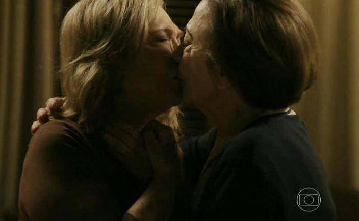 Beijo gay e vilãs da novela Babilônia rendem comentários na internet; confira a repercussão