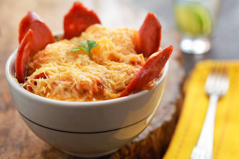 Bar do Vito serve aipim cozido com molho e calabresa, por R$ 17,00 Bar do Vito serve aipim cozido com molho e calabresa, por R$ 17,00