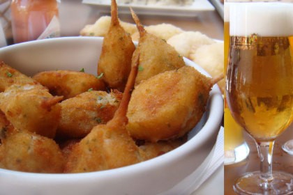 Minicoxinhas cremosas (R$ 16, 15 unidades) com o chope Baden Baden Cristal (R$ 5,20), do Bar do Santa