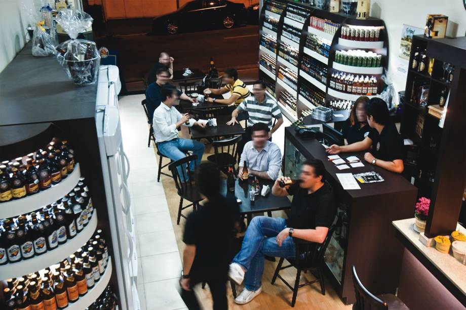 O acanhado salão: mais de 150 rótulos alinhados nas prateleiras