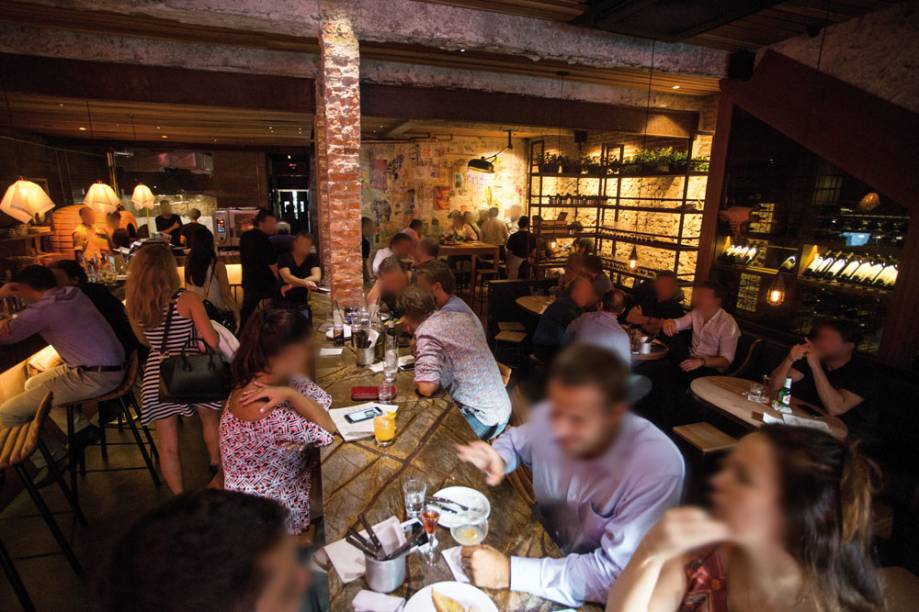 O concorrido salão: com um balcão no centro O concorrido salão: com um balcão no centro