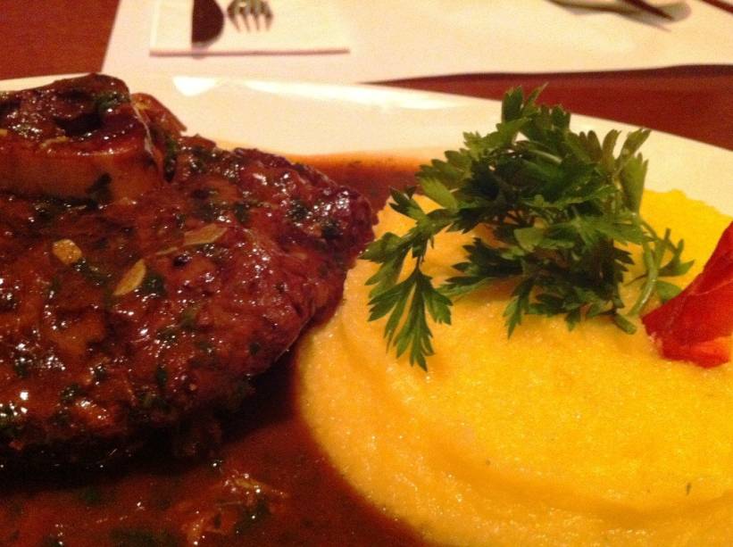 Ossobuco cozido servido com purê de batata