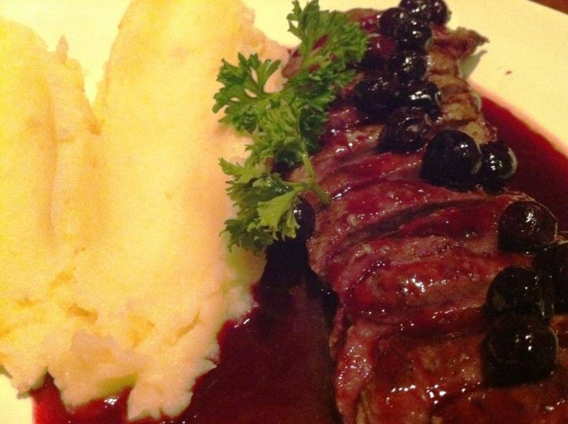 Lombo de cordeiro com molho de frutas vermelhas e polenta de colher