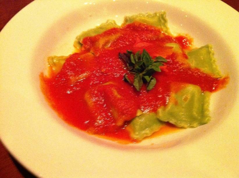 Ravioli de muzzarela de búfala e manjericão com molho ao sugo Ravioli de muzzarela de búfala e manjericão com molho ao sugo