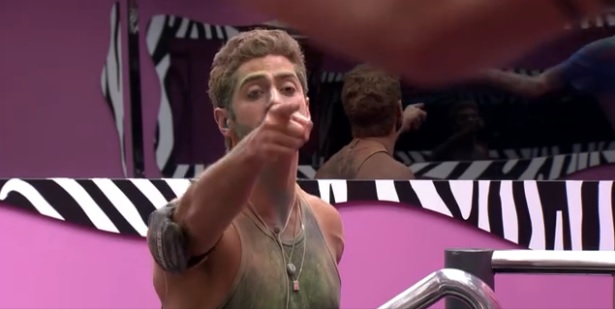 Marcelo abusou de Angela no BBB 14 ou Cássio exagerou nas acusações? Veja a polêmica na internet