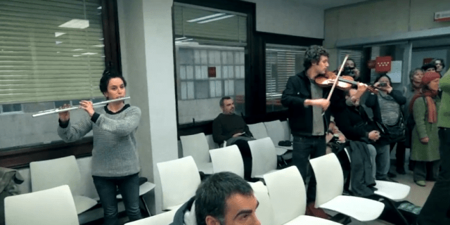 Flash mob do dia: ‘Here Comes the Sun’, dos Beatles, em agência de empregos
